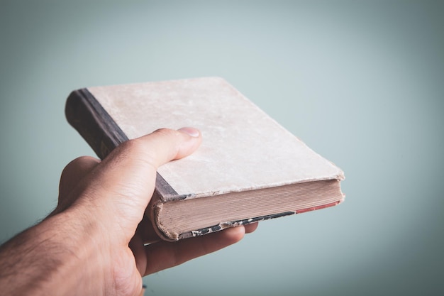 Man met boeken leest boeken