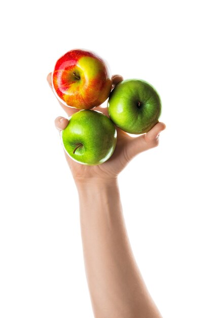 Man met bos rode en groene appels in zijn hand. Geïsoleerd op een witte achtergrond.