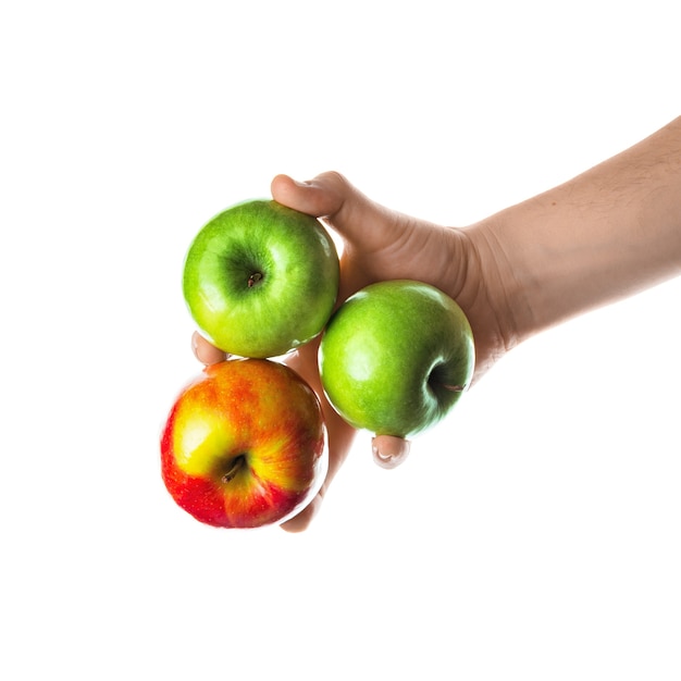 Man met bos rode en groene appels in zijn hand. Geïsoleerd op een witte achtergrond.