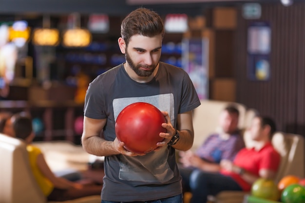 Man met bowlingbal