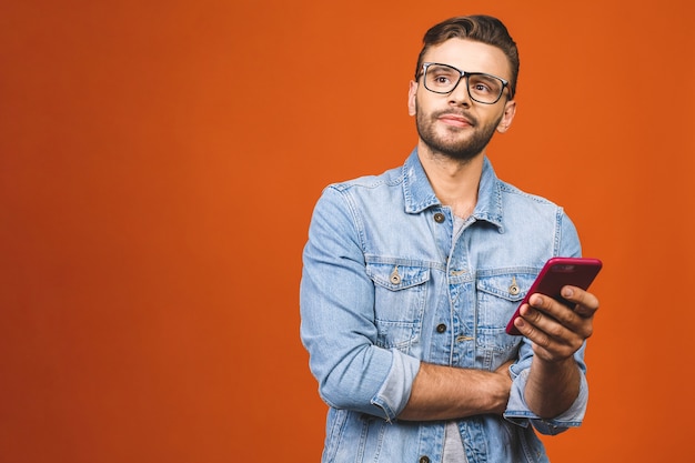 Man met bril en smartphone