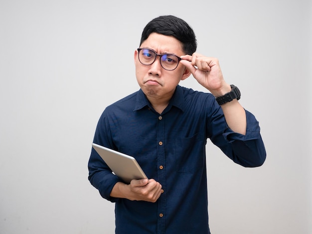 Man met bril met tabletgebaar twijfel over werk geïsoleerd