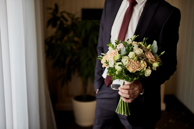 Man met bruids boeket