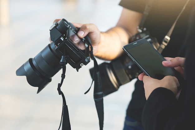 Man met camera Het dragen van een zwarte plaid.