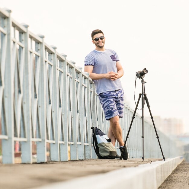 Man met camera op statief