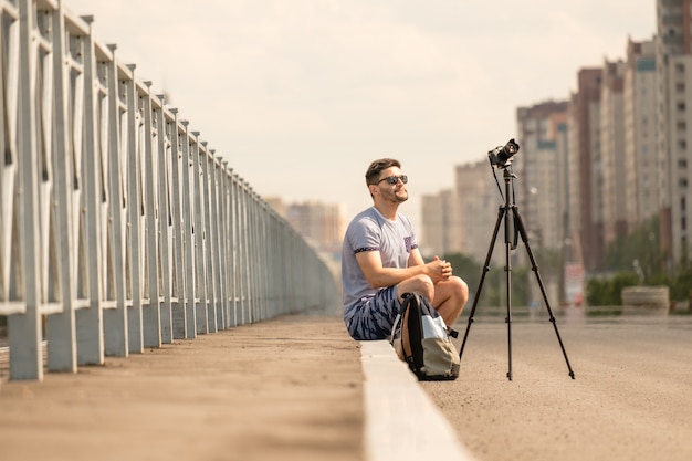 Man met camera op statief