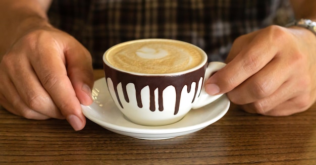 Man met cappuccino koffiekopje in restaurant