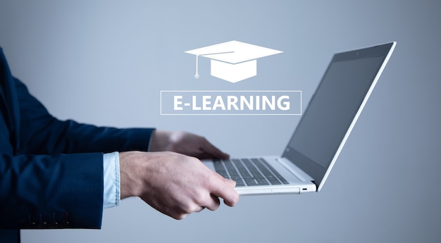 Man met computer en "E learning" tekst in virtueel scherm