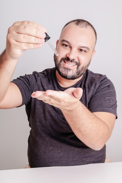 Foto man met cosmetische gezichtsbehandeling witte achtergrond