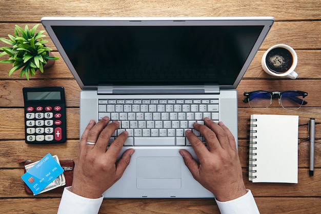 Man met creditcard en het gebruik van de laptop.