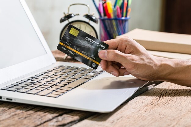 Man met creditcard met laptop