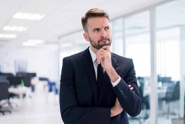 Man met de hand op de kin denken