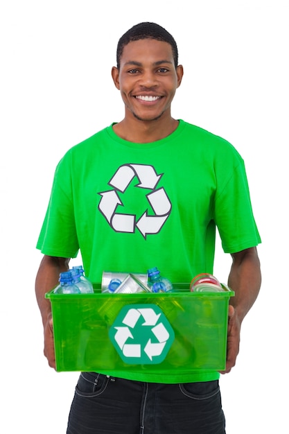 Man met doos van recyclebare materialen