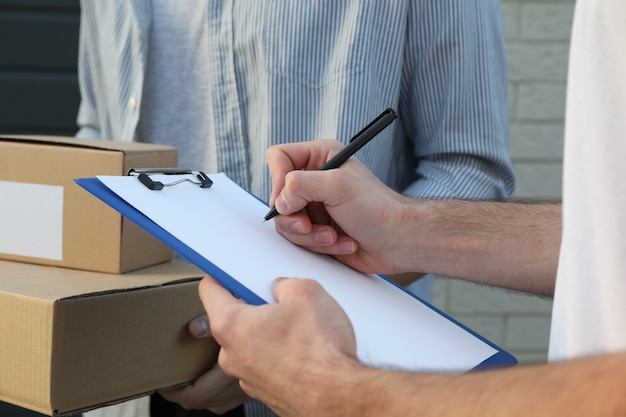 Man met dozen en levering man buiten, lege ruimte