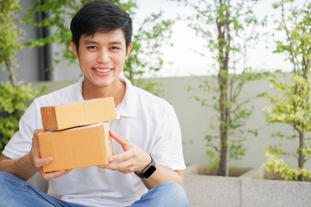 man met dozen voor levering aan huis