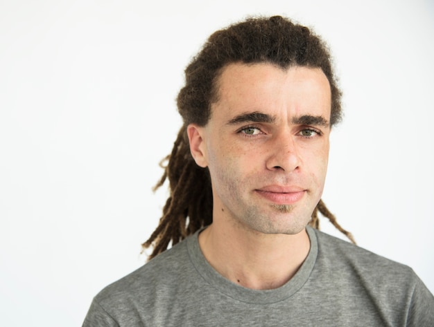 Man met dreadlocks nieuwsgierig gezicht portret