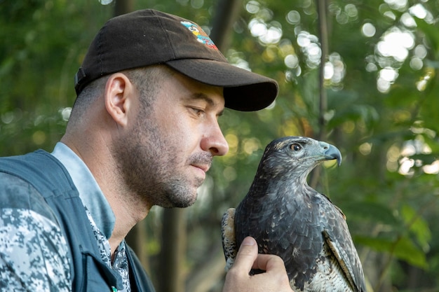 Man met een adelaar met zwarte borst