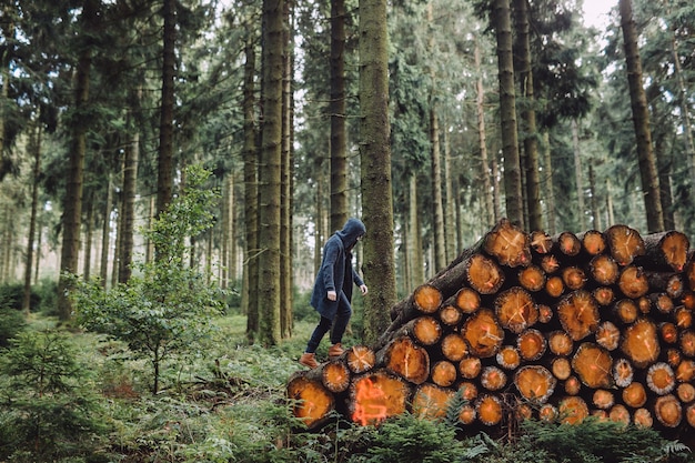 Man met een baard gaat op hout in het bos