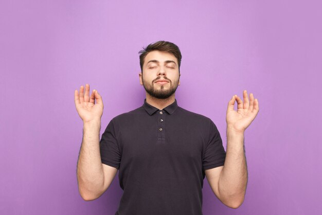 Man met een baard mediteert met zijn ogen dicht