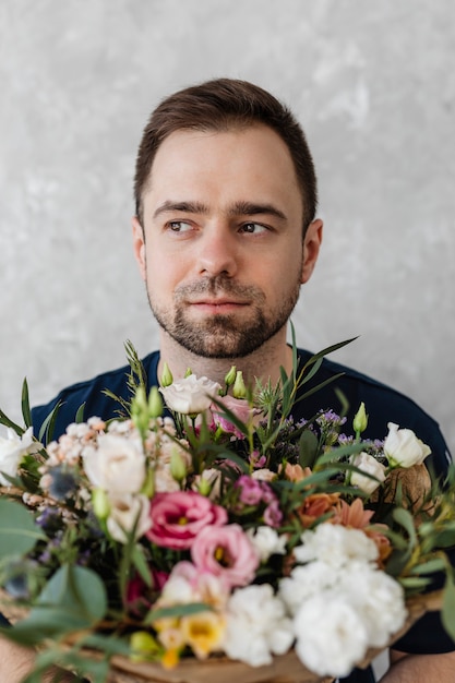 Man met een boeket bloemen