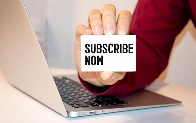 man met een bord met de tekst: SUBSCRIBE NOW