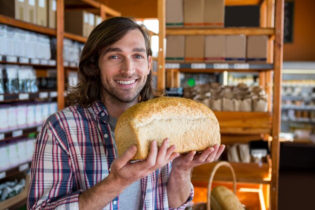 Man met een brood