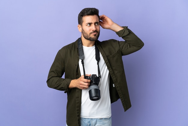 Man met een camera in de studio