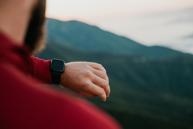 Man Met Een Digitale Smartwatch Tijdens Training. Close-up beeld van man's handen controleren van een app in smartwatch. Close-up Van Een Klok Die Stappen, Kilometers En Bpm Toont.