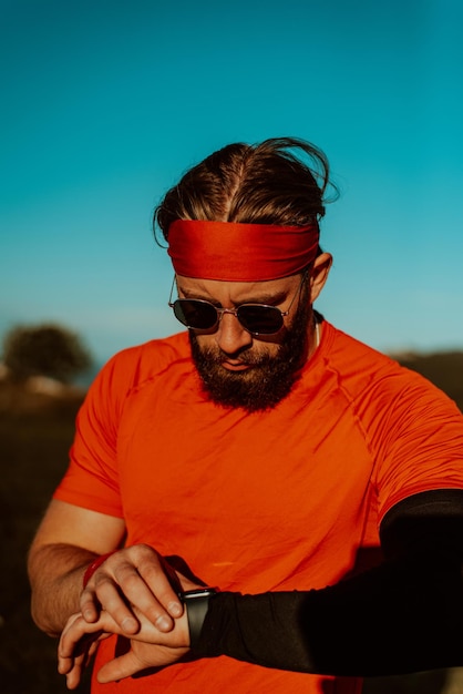 Man Met Een Digitale Smartwatch Tijdens Training. Close-up beeld van man's handen controleren van een app in smartwatch. Close-up Van Een Klok Die Stappen, Kilometers En Bpm Toont.