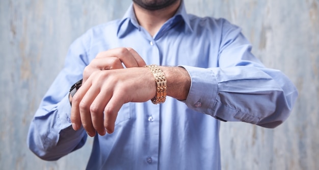 Man met een dure armband. Modeaccessoires en sieraden