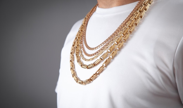 Man met een dure ketting. Modeaccessoires en sieraden