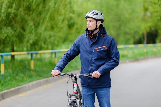 Man met een fiets in het straatconcept