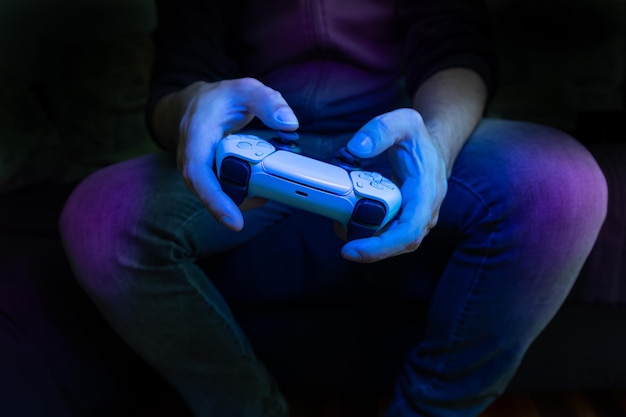 Man met een gamecontroller