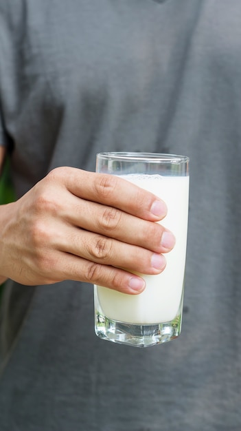 Man met een glas melk.