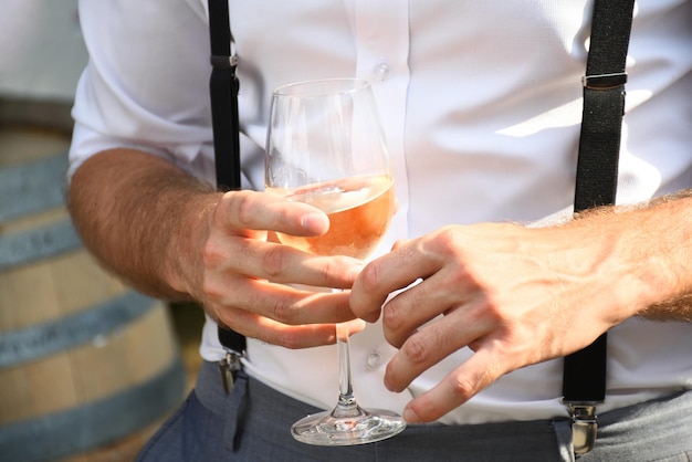 Man met een glas wijn close-up