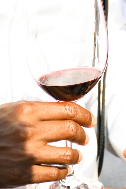 Man met een glas wijn close-up