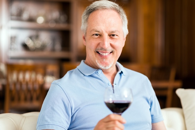 Man met een glas wijn