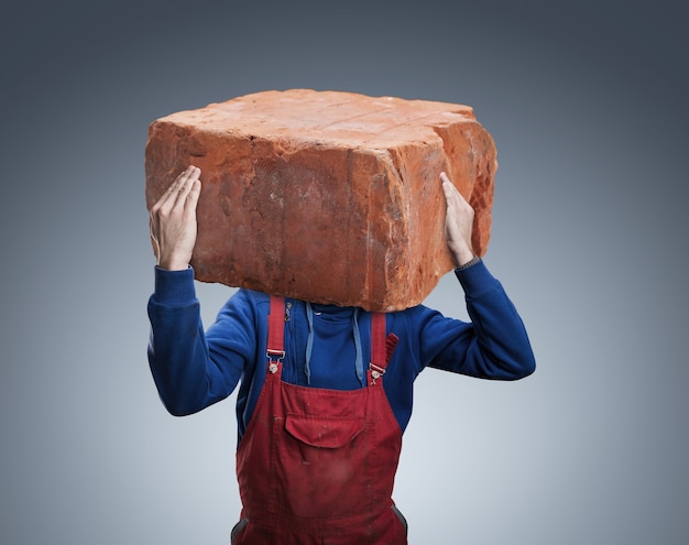 Man met een grote baksteen in zijn hoofd