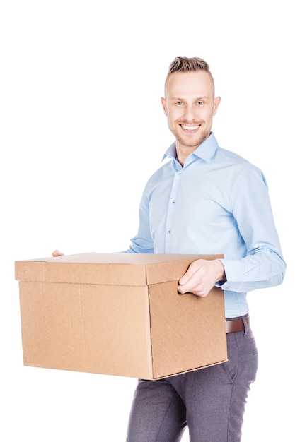 Man met een grote doos geïsoleerd op een witte achtergrond Concept van de moeilijke carrière van een zakenman