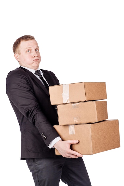 Man met een grote doos geïsoleerd op een witte achtergrond Concept van de moeilijke carrière van een zakenman