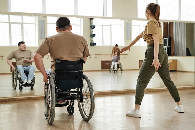 Man met een handicap bij een dansworkout