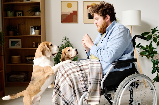Man met een handicap die tegen zijn huisdieren praat