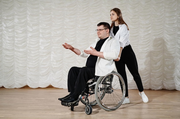 Man met een handicap en vrouw die op het podium dansen
