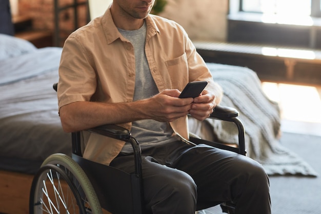 Man met een handicap met behulp van smartphone close-up