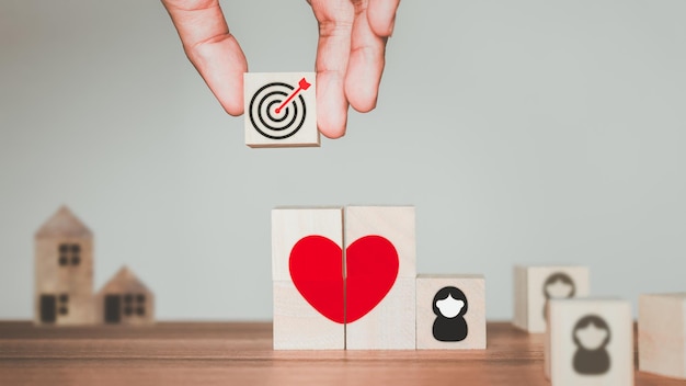 Man met een houten kubusblok met een doelpictogram wanneer hij een meisje ontmoet met wie hij graag wil trouwen