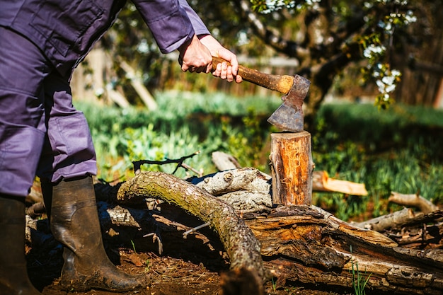 Man met een industriële bijl in de hand.