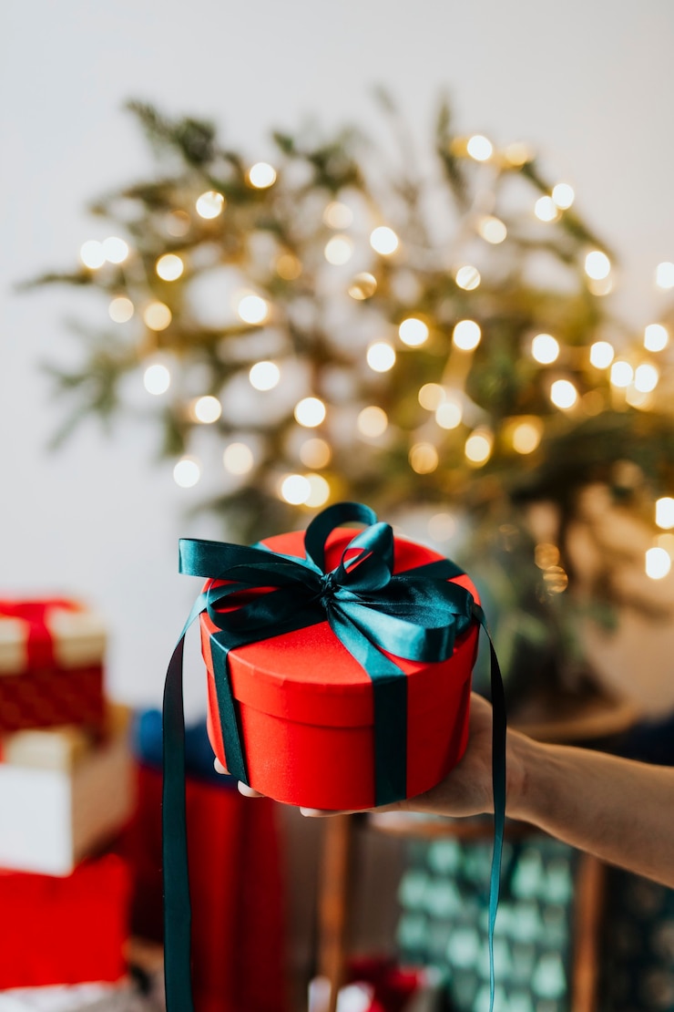 Foto man met een kerstcadeau