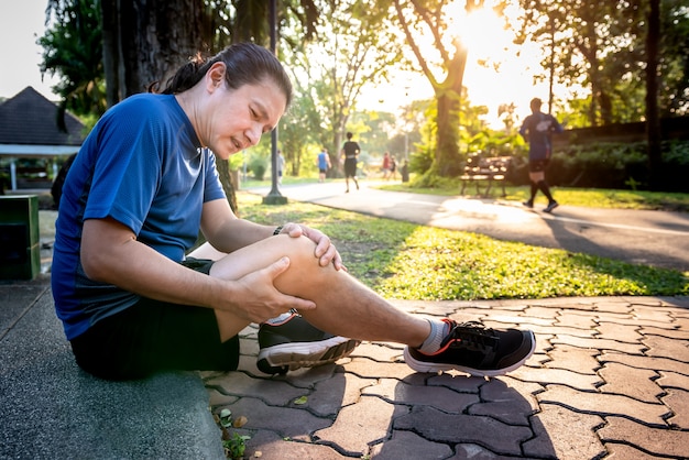 Man met een knieblessure door te rennen