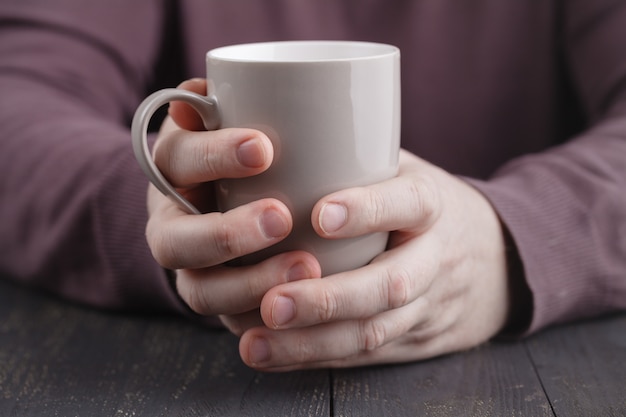 Man met een kopje koffie in de ochtend