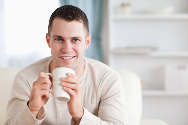 Man met een kopje koffie